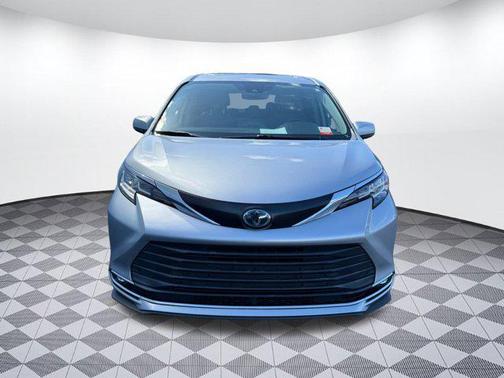2023 Toyota Sienna XLE 8 Passenger