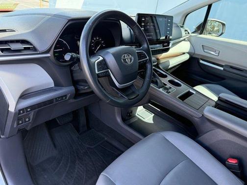 2023 Toyota Sienna XLE 8 Passenger