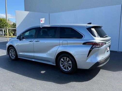 2023 Toyota Sienna XLE 8 Passenger