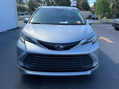 2023 Toyota Sienna XLE 8 Passenger