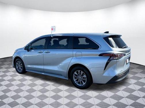 2023 Toyota Sienna XLE 8 Passenger