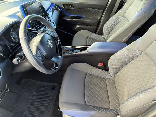 Blizzard Pearl 2021 Toyota C-HR XLE