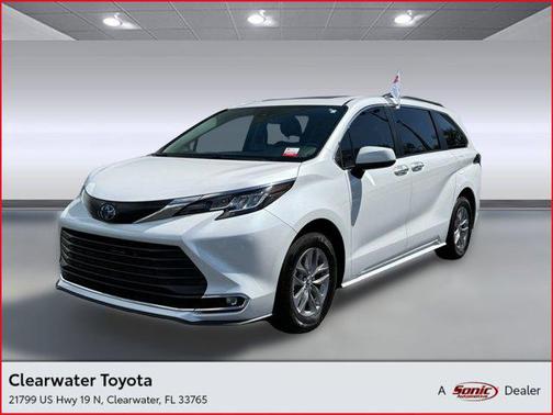 2023 Toyota Sienna XLE 8 Passenger