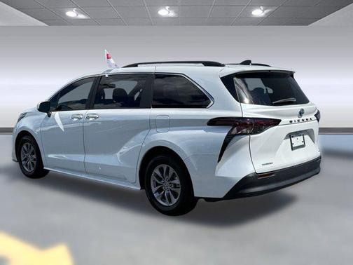 2023 Toyota Sienna XLE 8 Passenger
