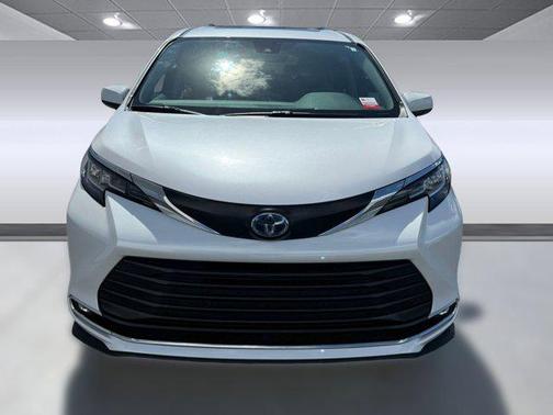 2023 Toyota Sienna XLE 8 Passenger