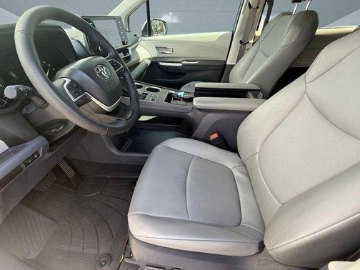 2023 Toyota Sienna XLE 8 Passenger