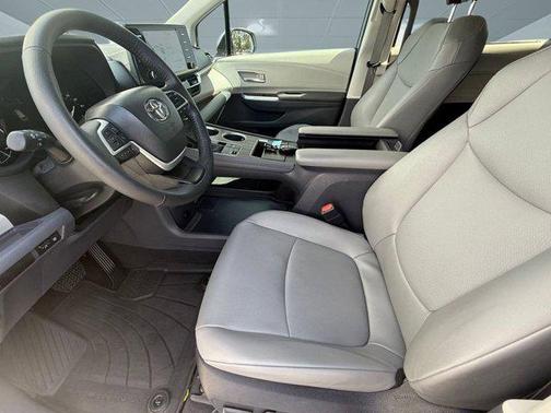 2023 Toyota Sienna XLE 8 Passenger