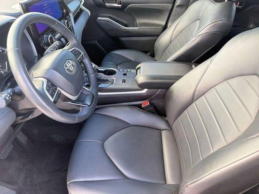 Wind Chill Pearl 2023 Toyota Highlander XLE
