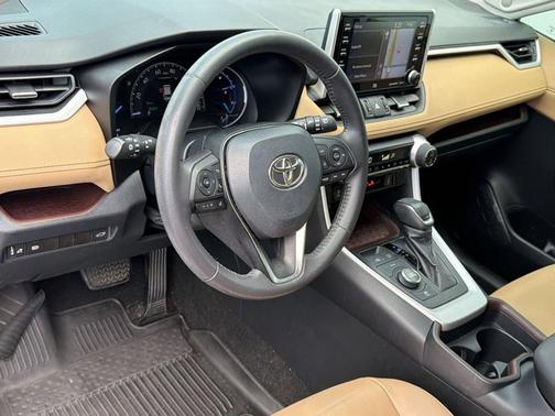 Blizzard Pearl 2020 Toyota RAV4 Hybrid SE