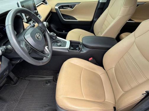 Blizzard Pearl 2020 Toyota RAV4 Hybrid SE