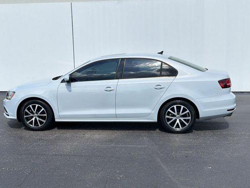 Silver 2017 Volkswagen Jetta 1.4T SE