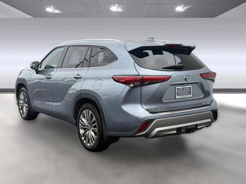 2021 Toyota Highlander Hybrid Platinum