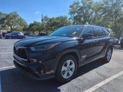 2022 Toyota Highlander LE