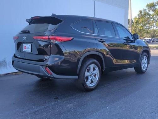 2022 Toyota Highlander LE