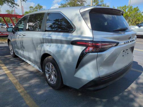 2023 Toyota Sienna LE