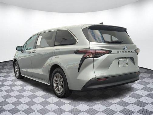 2023 Toyota Sienna LE