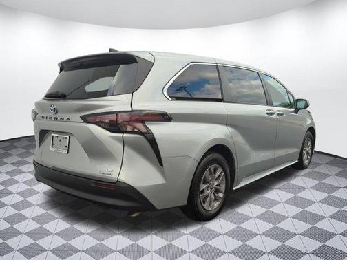 2023 Toyota Sienna LE