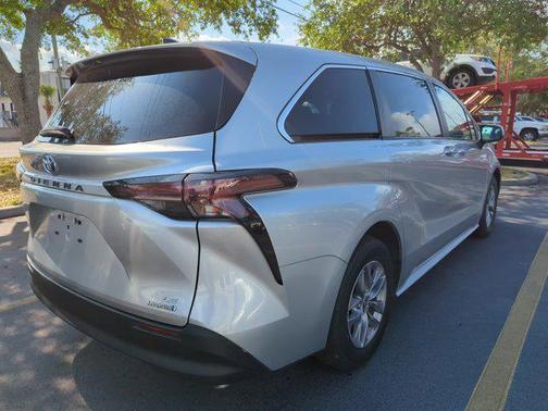 2023 Toyota Sienna LE