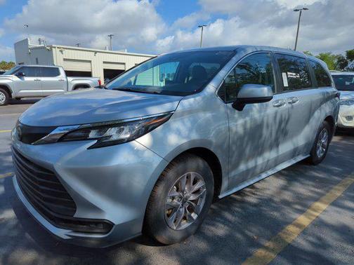 2023 Toyota Sienna LE