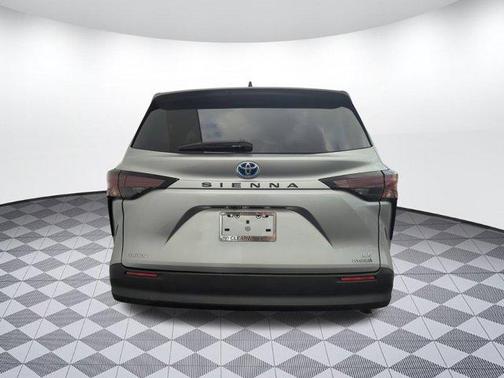 2023 Toyota Sienna LE