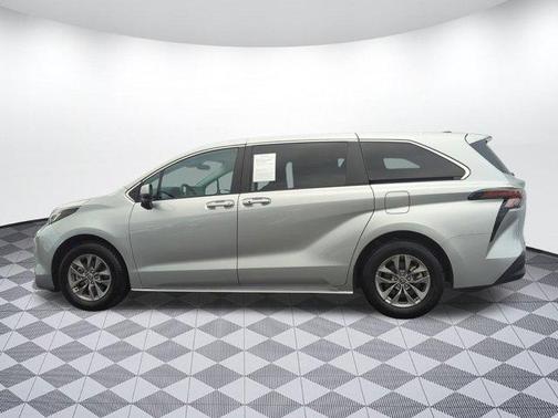 2023 Toyota Sienna LE