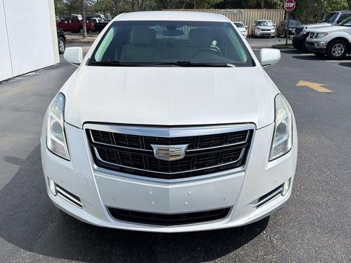 Crystal White Tricoat 2016 Cadillac XTS Luxury