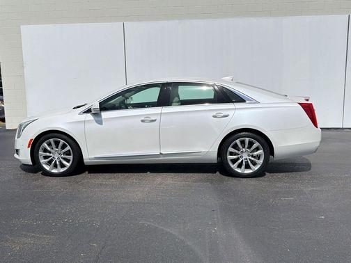 Crystal White Tricoat 2016 Cadillac XTS Luxury