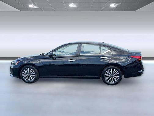 Super Black 2025 Nissan Altima SV FWD