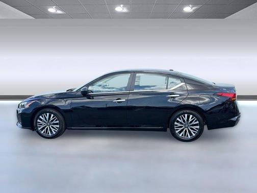 Super Black 2025 Nissan Altima SV FWD