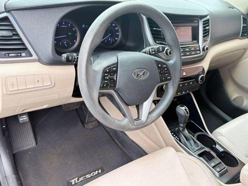 Winter White 2017 Hyundai TUCSON SE