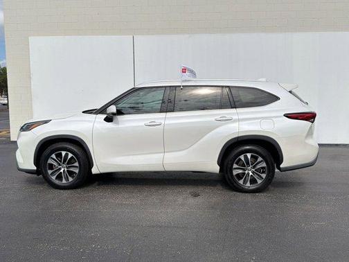 Blizzard Pearl 2021 Toyota Highlander XLE