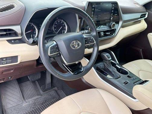Blizzard Pearl 2021 Toyota Highlander XLE
