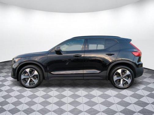 2024 Volvo XC40 Core Bright Theme (B5 AWD Core Bright Theme)