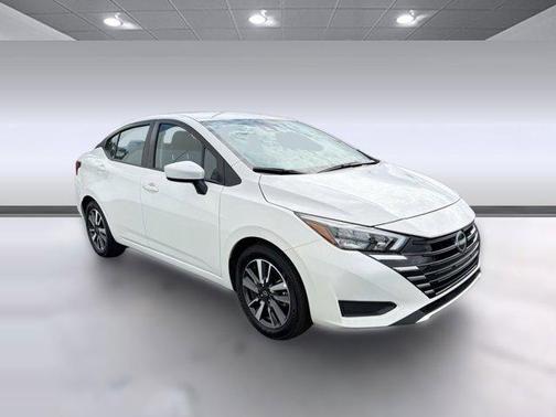 Super Black 2025 Nissan Versa 1.6 SV