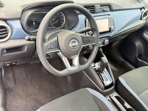 Super Black 2025 Nissan Versa 1.6 SV