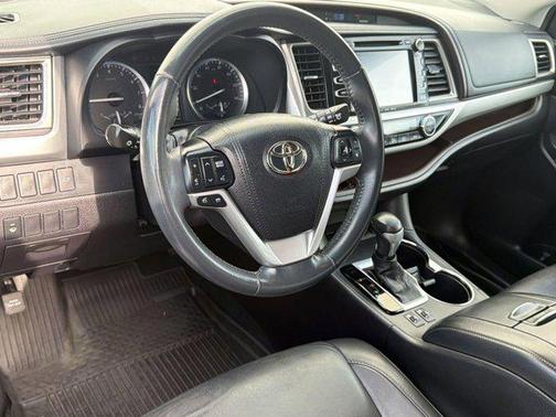 Midnight Black Metallic 2016 Toyota Highlander XLE
