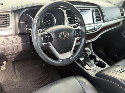Midnight Black Metallic 2016 Toyota Highlander XLE