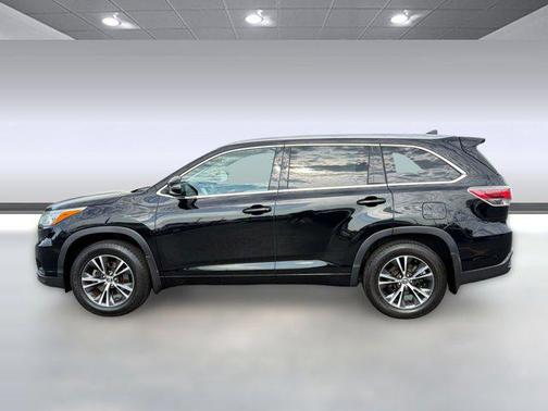 Midnight Black Metallic 2016 Toyota Highlander XLE