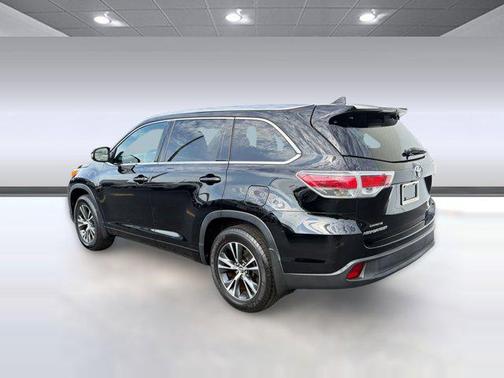 Midnight Black Metallic 2016 Toyota Highlander XLE