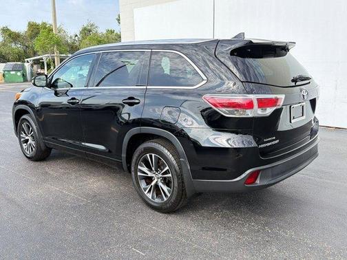 Midnight Black Metallic 2016 Toyota Highlander XLE