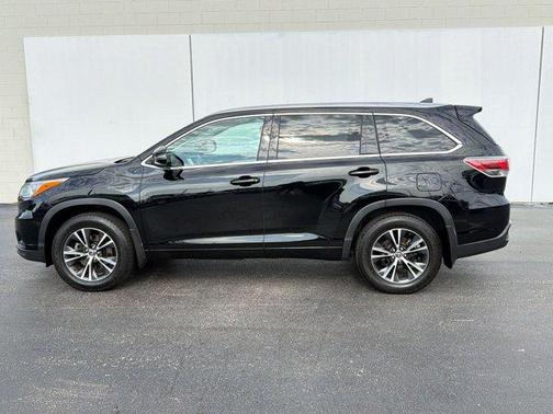 Midnight Black Metallic 2016 Toyota Highlander XLE