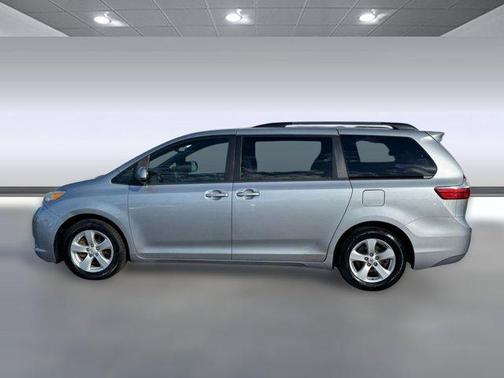 2017 Toyota Sienna LE