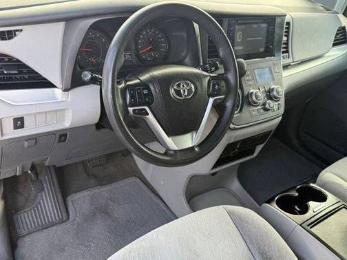 2017 Toyota Sienna LE