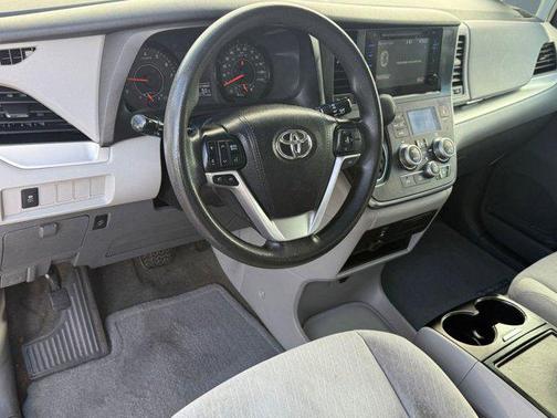 2017 Toyota Sienna LE
