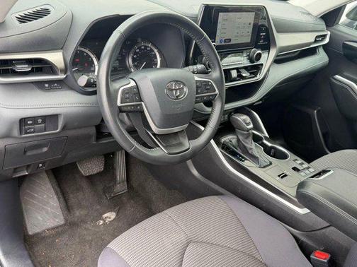 Midnight Black Metallic 2025 Toyota Highlander LE