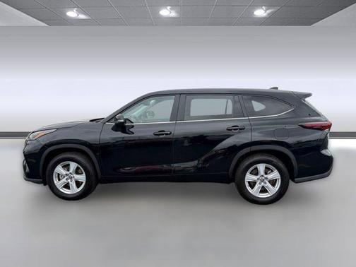 Midnight Black Metallic 2025 Toyota Highlander LE
