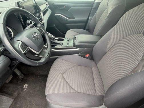 Midnight Black Metallic 2025 Toyota Highlander LE