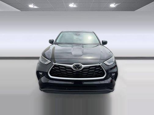 Midnight Black Metallic 2025 Toyota Highlander LE