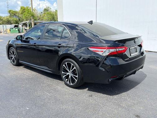 Midnight Black Metallic 2019 Toyota Camry SE