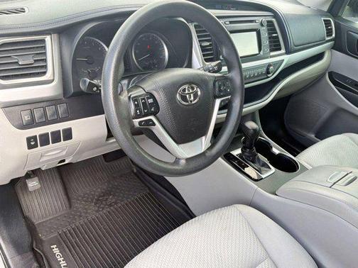 Predawn Gray Mica 2019 Toyota Highlander LE